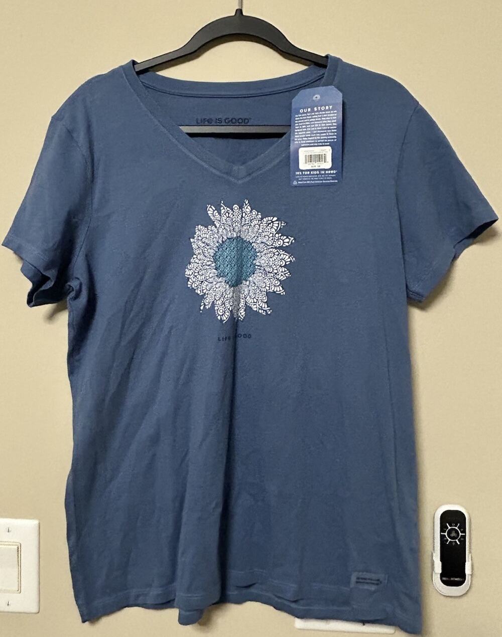 Life is Good Women’s V-Neck T-Shirt Crusher Blue Flower Graphic L NWT